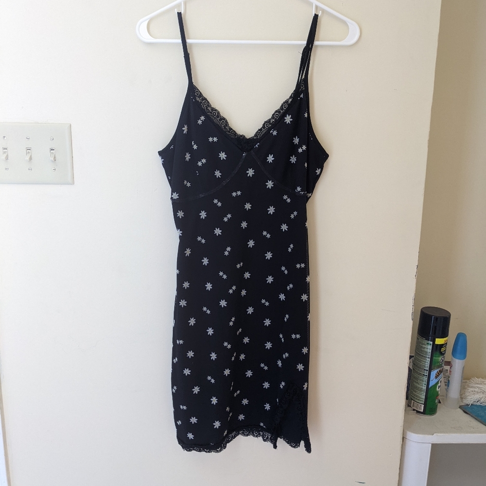 Rue 21 bodycon dress lace trim daisies